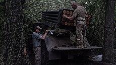 Ukrajin�tí d�lost�elci z 93. mechanizované brigády Cholodnyj Jar na pozicích...