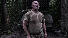 Ukrajin�tí d�lost�elci z 93. mechanizované brigády Cholodnyj Jar na pozicích...