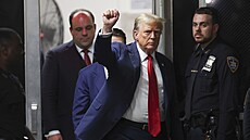 Donald Trump p�ichází k soudu, za ním jeho osobní právník Boris Epshteyn (16....