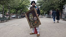 Ruský karikaturista Semjon Skrepeckij na protestní akci v Berlín�