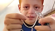 Palestinský chlape�ek Abú D�unajd si rozbil brýle. Je to zpráva na p�ední...