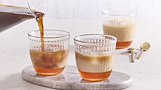 Cold brew káva s ledem, karamelovým sirupem a mlékem
