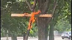 V Grantov� parku v centru Chicaga se objevil velký ho�ící k�í�. (9. �ervna 2026)