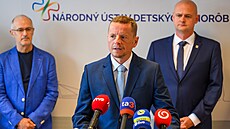 Zleva p�ednosta KDCH LF a Národního ústavu d�tských chorob (NÚDCH) Jozef...