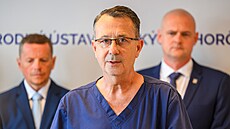 Zleva �editel Národního ústavu d�tských chorob (NÚDCH) Peter Barto�, zástupce...