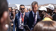 �pan�lský premiér Pedro Sánchez se fotí s migranty v Arguineguínu na ostrov�...