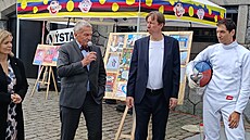 Primátor Prahy Bohuslav Svoboda (druhý zleva), radní pro sport Antonín Klecanda...