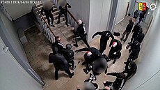 Kriminalisté hledají chuligány z Hostiva�e po brutálním napadení zachyceném na...