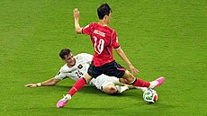 Alexandr Sojka zastavuje I �e-songa z Ji�ní Koreje na MS ve fotbale.
