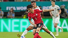 Alexandr Sojka stíhá Hwanga In-poma z Ji�ní Koreje na MS ve fotbale.