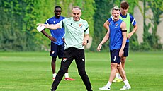 Nový kou� fotbalist� Baníku Ostrava Roman Skuhravý na prvním tréninku.