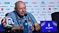 Trenér �eské fotbalové reprezentace Miroslav Koubek odpovídá na dotazy noviná��...