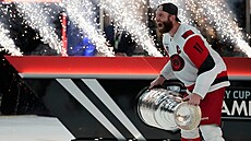 Kapitán Caroliny Jordan Staal slaví zisk Stanley Cupu.