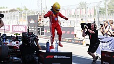 Lewis Hamilton slaví výhru ve Velké cen� Barcelony-Katalánska.