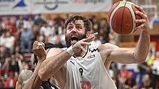 Pardubický Kamil �vrdlík se tla�í do zakon�ení v �estém finále proti Nymburku.