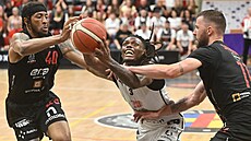 Pardubický Robert Bonham se prodírá nymburskou obranou v �estém finále.