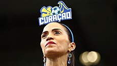 Fanynka Curacaa se chystá na zápas s N�meckem.