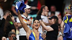 Fanynka Curacaa se chystá na zápas s N�meckem.