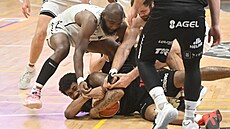 Souboj o mí� mezi hrá�i Nymburka a Pardubic v �estém finále.