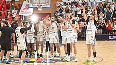 Pardubi�tí basketbalisté se radují z výhry nad Nymburkem v �estém finále.