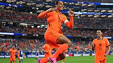 Nizozemec Virgil van Dijk slaví trefu v duelu s Japonskem.