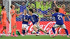 Keito Nakamura z Japonska se raduje z gólu v utkání s Nizozemskem.
