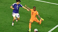 Nizozemec Crysencio Summerville skóruje v zápase s Japonskem.