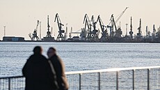 Lidé stojí na pob�e�ní promenád� v Mariupolu u Azovského mo�e. (5. b�ezna 2026)