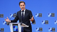 Generální tajemník NATO Mark Rutte vystupuje na tiskové konferenci p�ed...