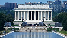 Letecký pohled na jezírko p�ed Lincolnovým památníkem ve Washingtonu po jeho...