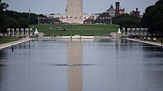 Bubliny stoupají z jezírka p�ed Lincolnovým památníkem ve Washingtonu b�hem...