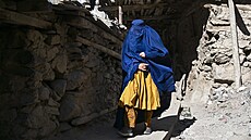 Afghánská �ena v burce prochází obytnou �ástí vesnice Sare Pul v provincii...