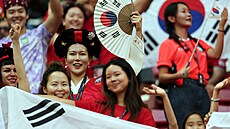 Korej�tí fanou�ci na tribunách p�ed utkáním jejich národního týmu s �eskem na...