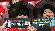Korej�tí fanou�ci s karti�kami, na kterých jsou vyfocení se svými fotbalovými...
