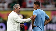 �eský úto�ník Patrik Schick (vpravo) v diskuzi s asistentem Janem Suchopárkem...