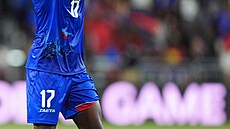 Dresy fotbalist� Haiti, které zakázala FIFA kv�li politickým motiv�m.