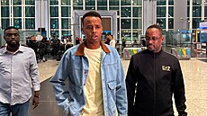 Somálský rozhod�í Omar Artan na leti�ti v Istanbulu.