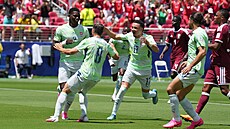Radost �výcarských fotbalist� po prom��ené penalt� Breela Embola.