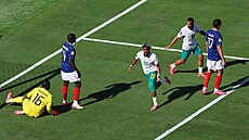 Senegalský fotbalista Ibrahim Mbaye slaví gól v utkání s Francií.