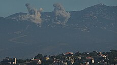 Z oblasti poblí� hradu Beaufort stoupá kou� po izraelském vojenském útoku v...