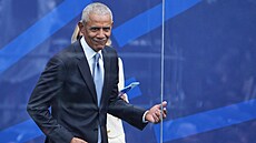 Bývalý prezident Barack Obama hraje na imaginární kytaru b�hem slavnostního...