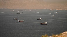 V Hormuzském pr�livu kotví lod�, snímek je zachycen z poloostrova Musandam v...