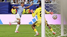 Maxi Araujo z Uruguaye st�ílí gól Saudské Arábii.