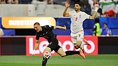 Finn Surman z Nového Zélandu (vlevo) v souboji s Mehdim Taremim z Íránu.