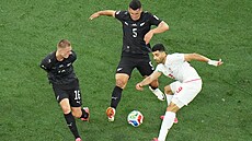 Mehdi Taremi z Íránu st�ílí na bránu Nového Zélandu.