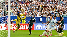 Gólman Al Owais ze Saudské Arábie zasahuje v utkání s Uruguayí.