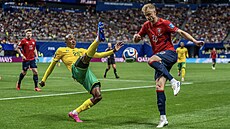 Jaroslav Zelený zkou�í odcentrovat p�es bránícího  Mudaua.