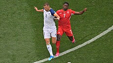 Edin D�eko (vlevo) svádí souboj se �výcarem Embolem.