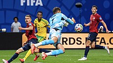 Mat�j Ková� se sna�í zkrotit mí� b�hem utkání s JAR.