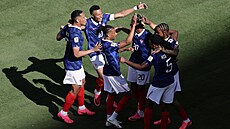 Fotbalisté Francie slaví druhý gól proti Senegalu.